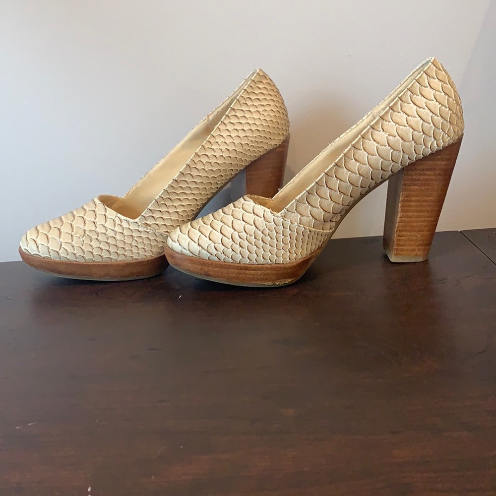 Light brown snake skin pattern pumps